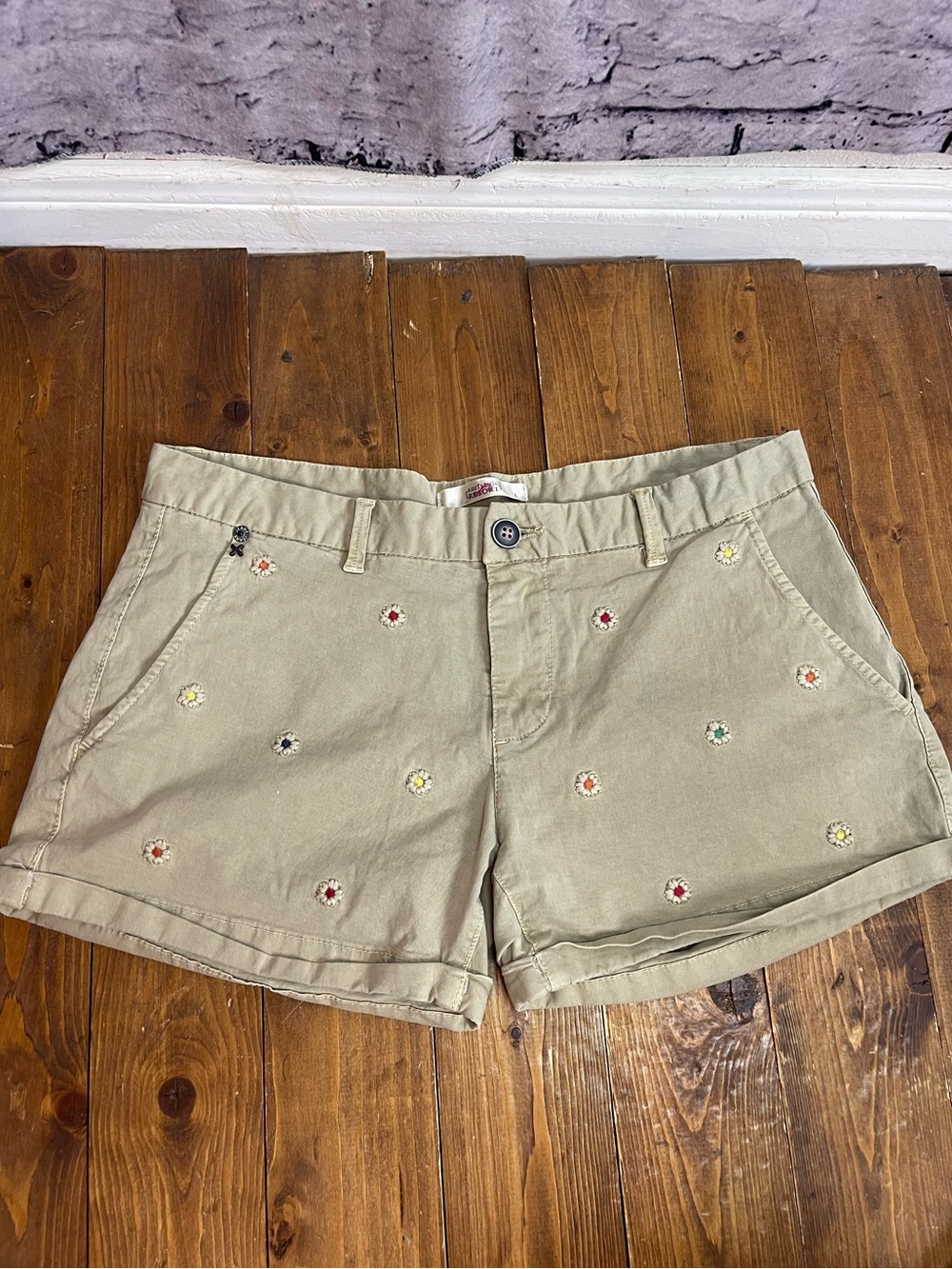 Surf style resort khaki chino shorts with embroidered flowers size large